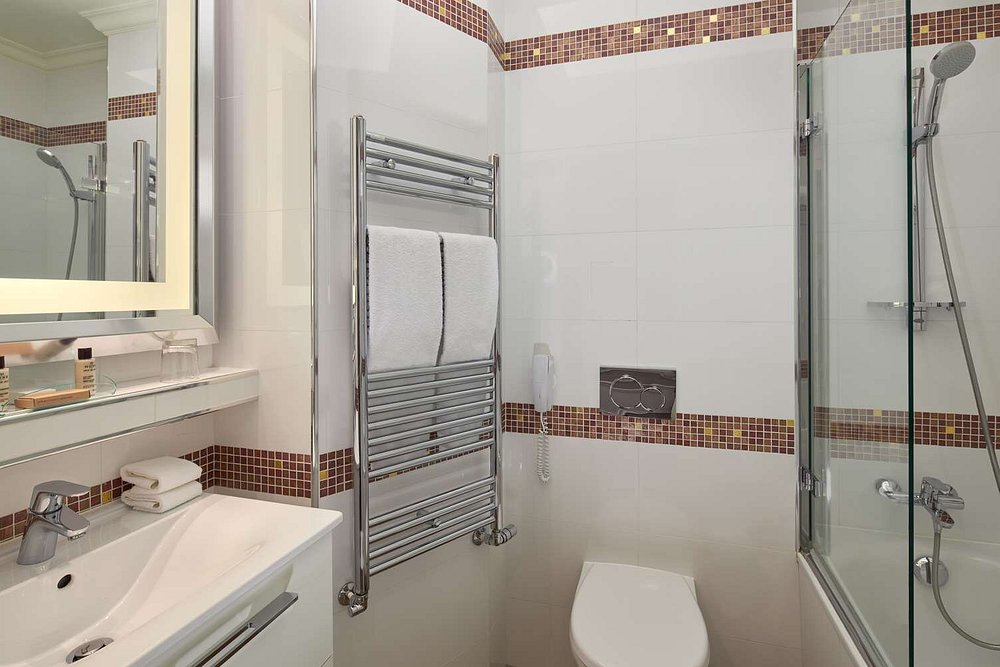 superior-room-bathroom